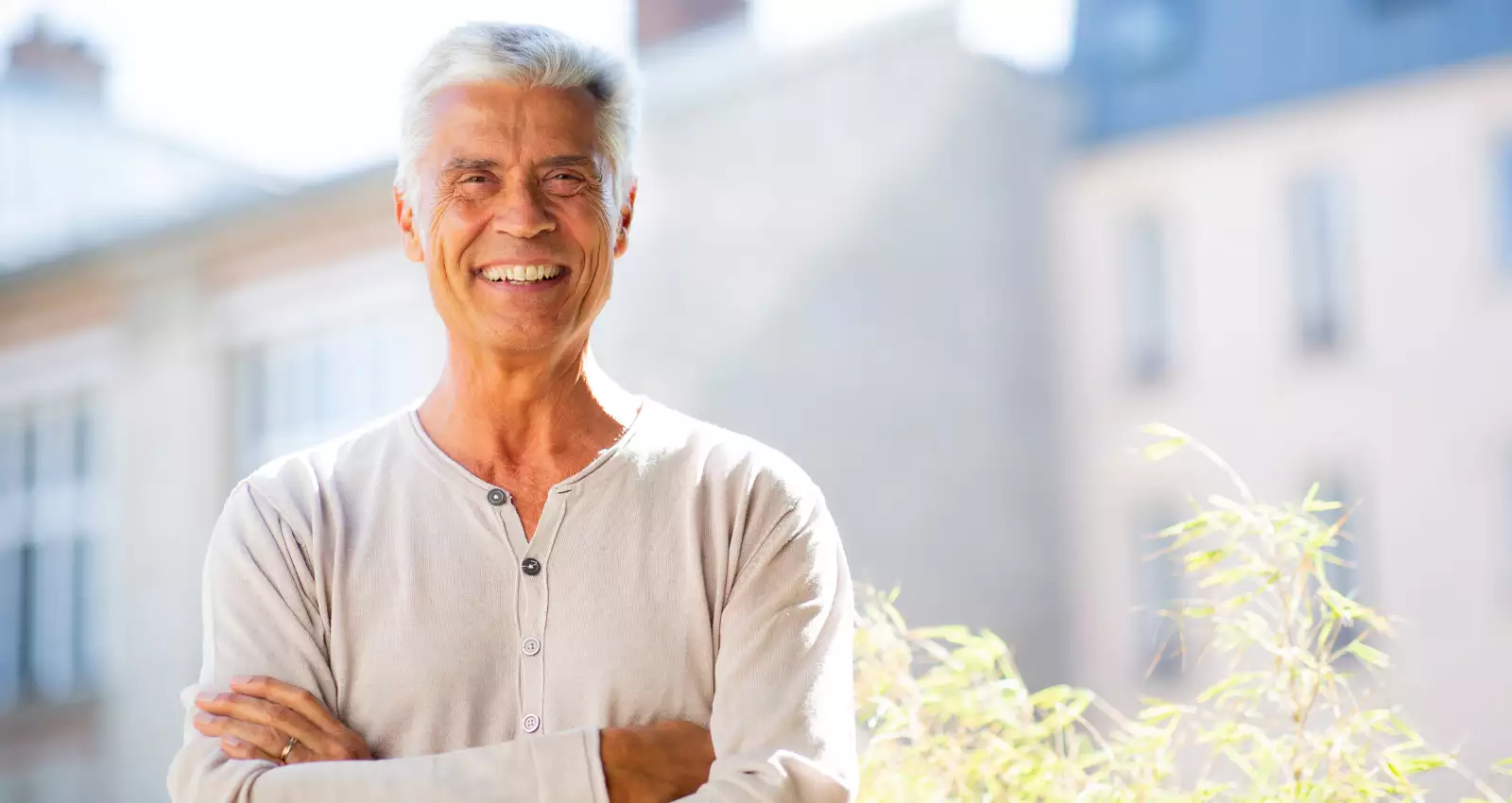 Anciano feliz seguro de vida corredor de seguros inicio